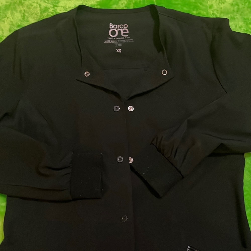 BLACK BUTTON UP NURSING JACKET WITH FITTED WRIST XS
